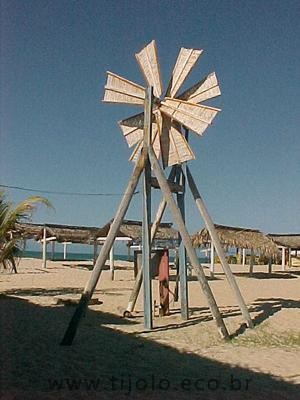 Catavento para bombeamento de água construído com talos e troncos de carnaúba. É fixo, mas está posicionado na direção dos ventos predominantes. Prainha, Aquiraz, Ceará.