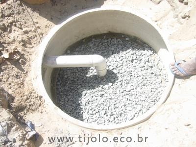 Vista interna de um filtro anaeróbico construído na Praia do Japão, Aquiraz, Ceará.