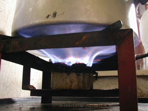 Fogão alimentado com biogás produzido por um biodigestor.