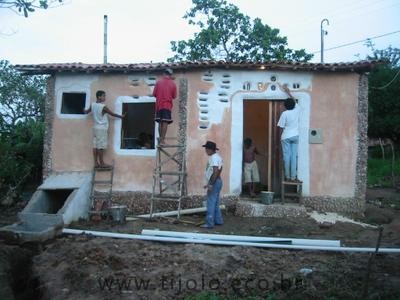 Vista externa de um sanitário seco em construção. Projeto Taipa para o Brasil. Cachoeira, Maranguape, Ceará.