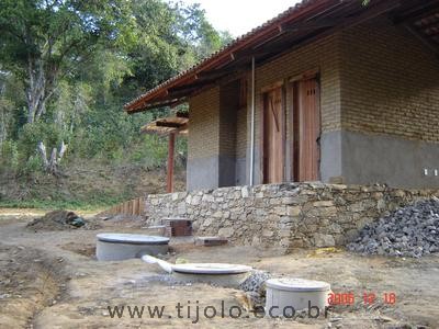Sistema de saneamento ecológico contendo fossa, filtro e vala de evapotranspiração. Casa da Pedreira, Maciço de Baturité, Ceará.